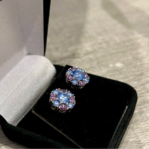 🔥🔥GORGEOUS 925 CZ SIGNED AJ BLUE TOPAZ AND PURPLE AMETHYST CLUSTER STUDS🔥🔥 - Picture 4 of 7